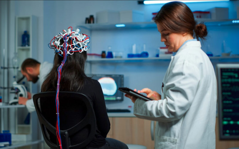 عندما تندمج العقول مع الآلات.. هل نحن على أعتاب عصر “الإنسان الخارق”؟